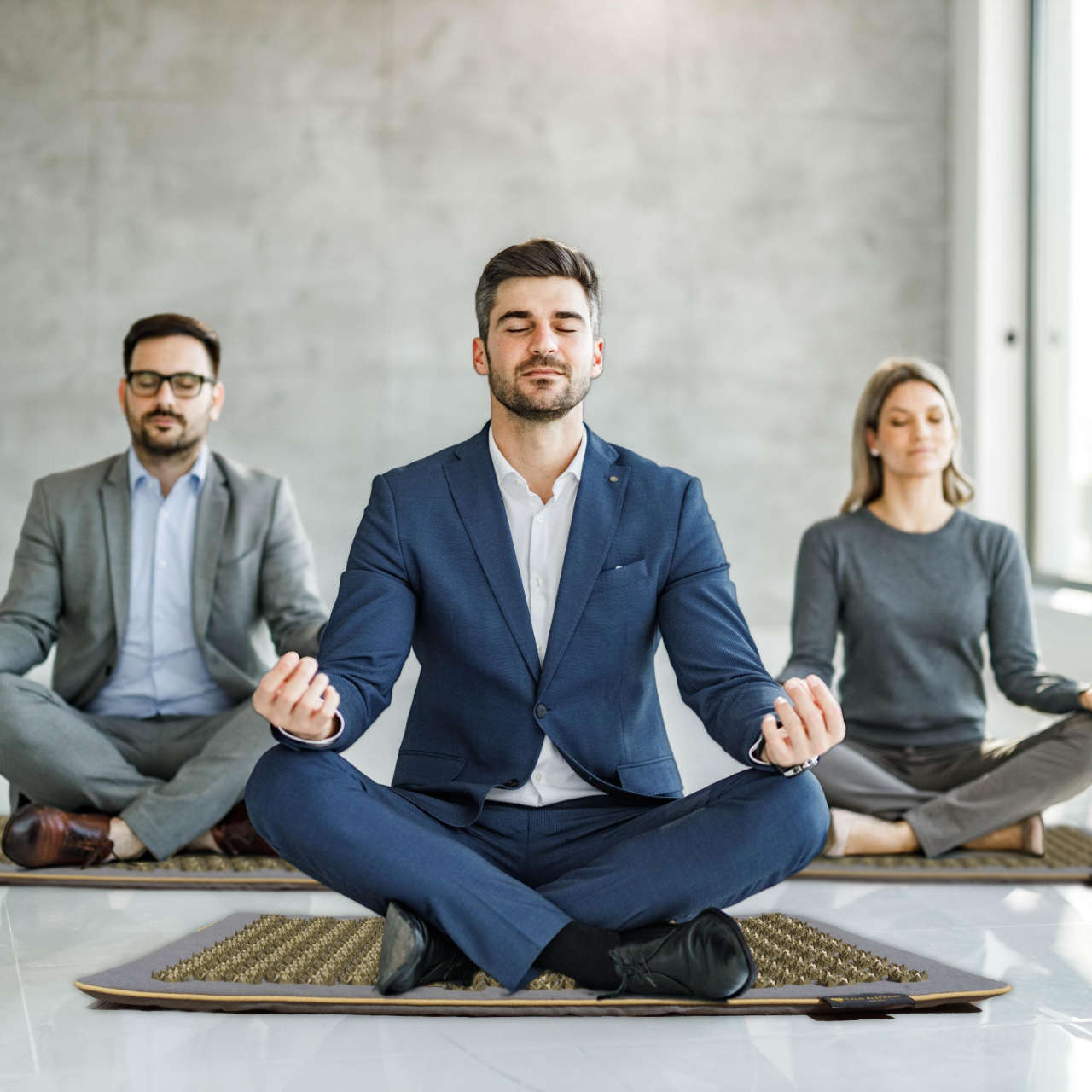 Mitarbeiter deines Unternehmens können sich auf den CALM ELEPHANT Akupressurmatten perfekt entspannen